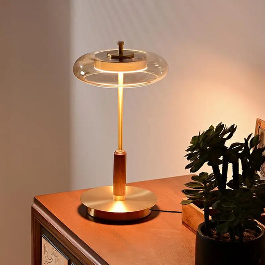 Lampe de Bureau LED en Verre & Dorée sur une commode en bois