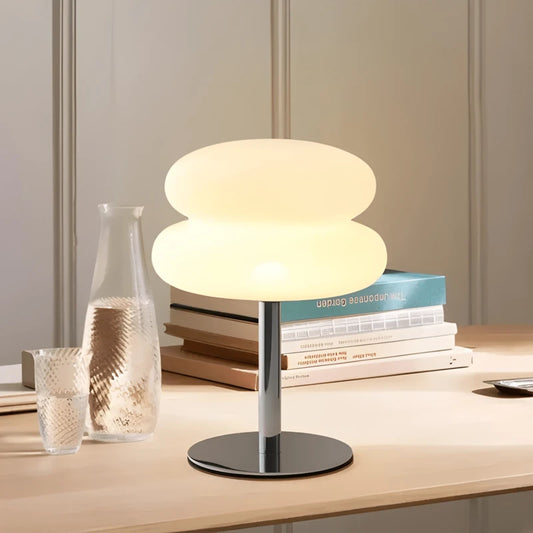 Lampe de bureau LED macaron sur un bureau en bois clair