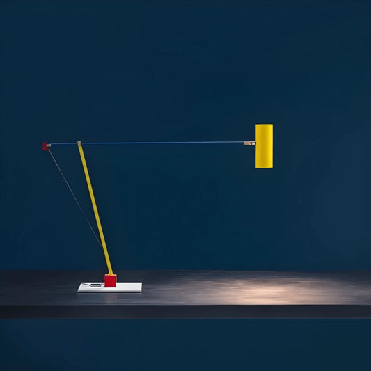 Lampe de bureau Memphis colorée sur un bureau fond bleu