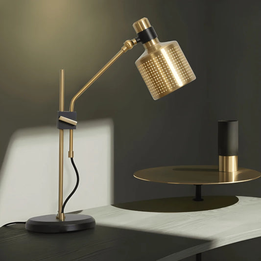 Lampe de bureau métal doré sur un bureau sophistiqué 