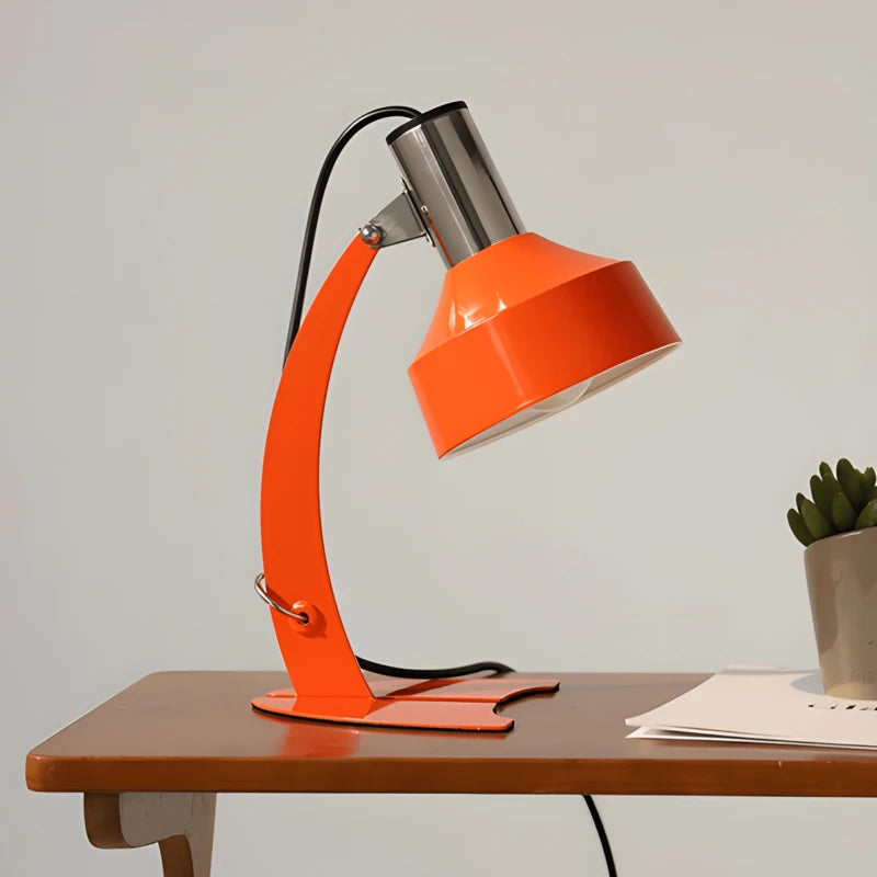 Lampe de bureau vintage métal orange placée sur un bureau minimaliste en bois foncé