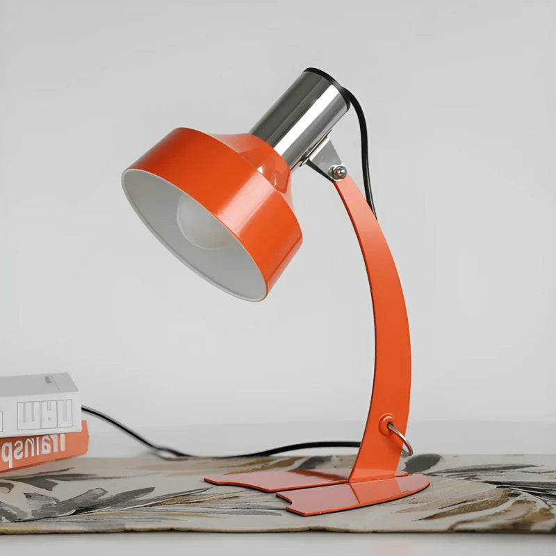 Lampe de bureau vintage métal orange et chromée sur un tapis de bureau