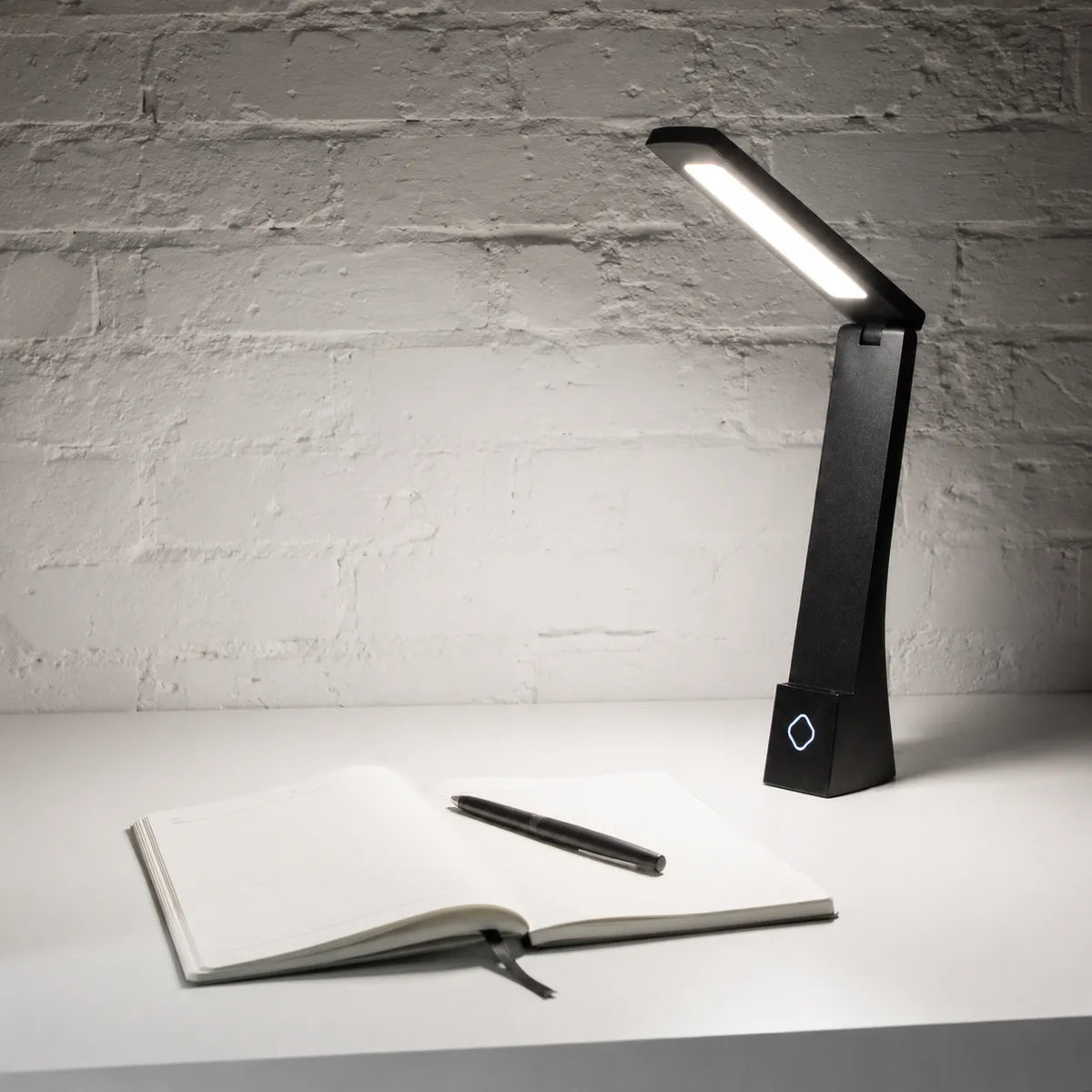 Lampe de Bureau LED Rechargeable noire sur un bureau blanc