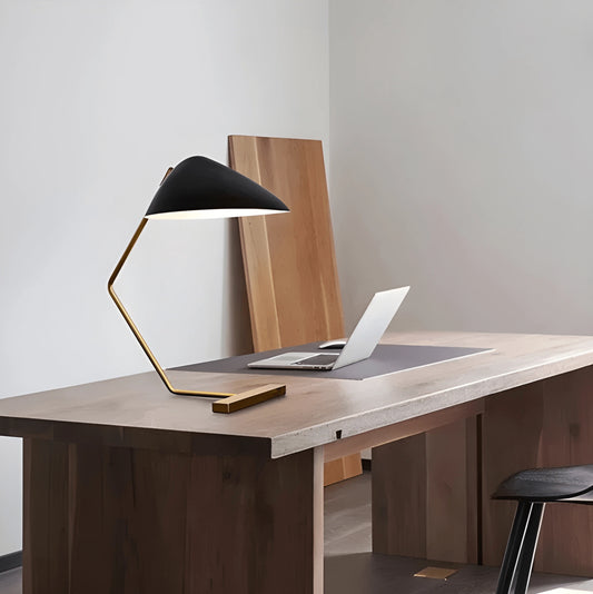 Lampe de Bureau Nordique Noir & Dorée posée sur un bureau en bois épais