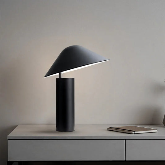 Lampe de Bureau Nordique Nørd posée sur un bureau gris