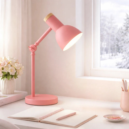 Lampe de Bureau Rose Pastel sur un bureau blanc