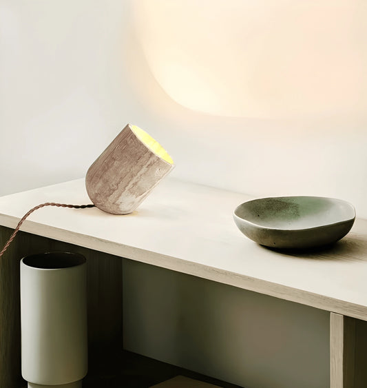 Lampe de Bureau Pierre Naturelle sur un bureau en bois blanc