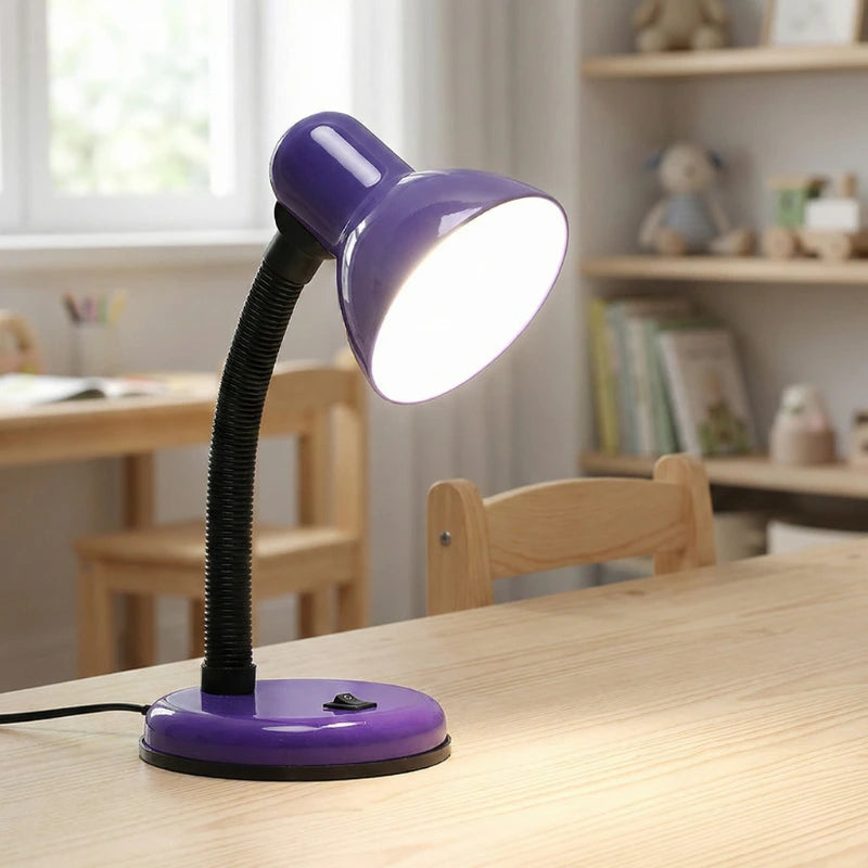 Lampe de Bureau pour Enfants Pastel violet sur un espace de travail en bois clair