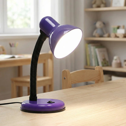 Lampe de Bureau pour Enfants Pastel violet sur un espace de travail en bois clair
