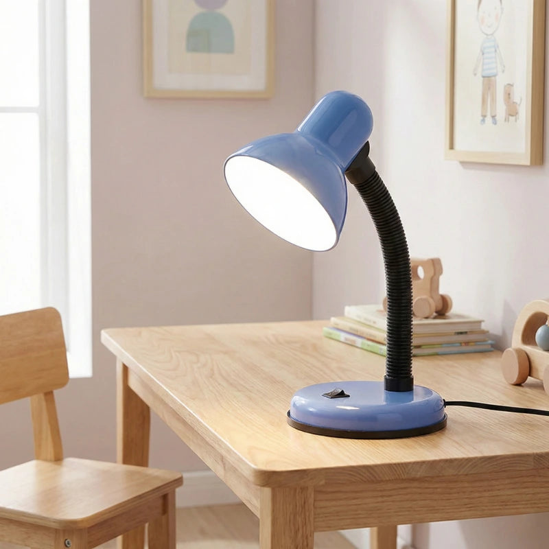 Lampe de Bureau pour Enfants Pastel bleue sur un bureau en bois clair