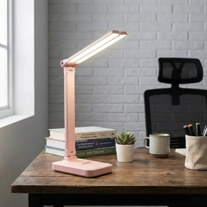 Lampe de Bureau LED Rose Sans Fil au-dessus d'un bureau en bois foncé
