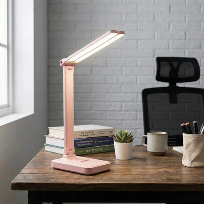 Lampe de Bureau LED Rose Sans Fil au-dessus d'un bureau en bois foncé