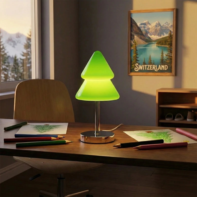 Lampe de Bureau Sapin Vert en premier plan posée au-dessus d'un espace de coloriage pour enfants