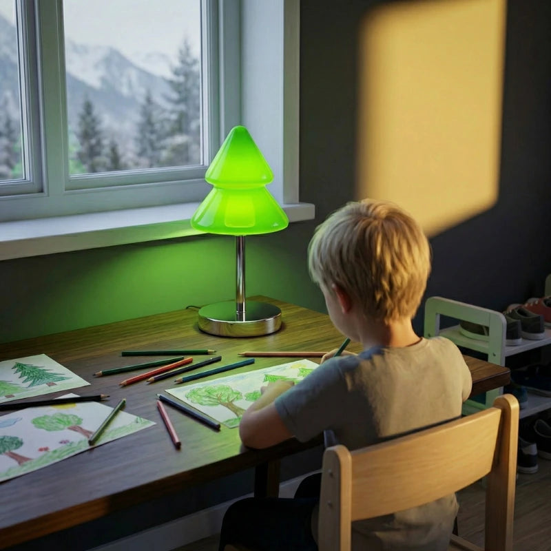 Lampe de Bureau Sapin Vert placée sur un bureau en bois