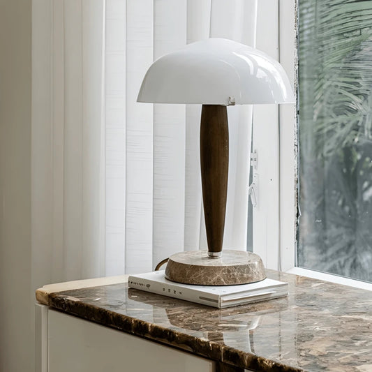 Lampe de Bureau Scandinave Bois & Verre installée sur un bureau sophistiqué en marbre 