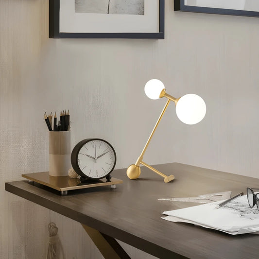 Lampe de Bureau Sphère Scandinave au-dessus d'un bureau sophistiqué en bois