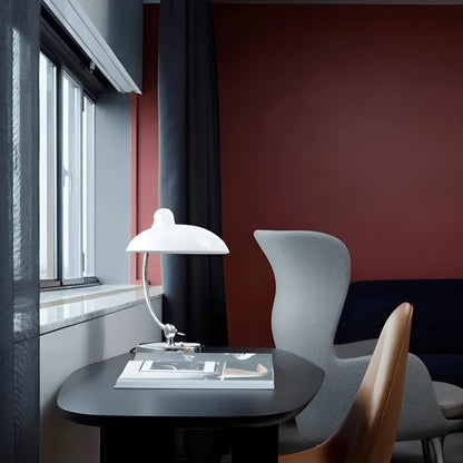 Lampe de bureau style années 50 blanche au-dessus d'un espace de travail haut de gamme