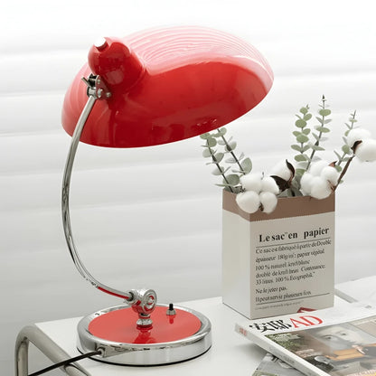 Lampe de bureau style années 50 rouge sur un bureau moderne