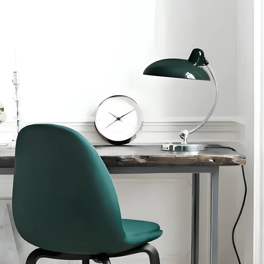 Lampe de bureau style années 50 verte sur un bureau en bois/marbre