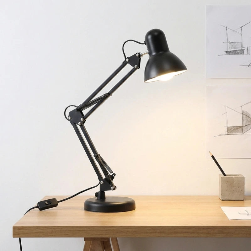 Lampe de Bureau Architecte sur Pied Acier sur un bureau en bois