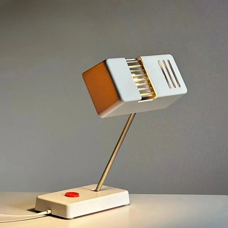 Lampe de Bureau Vintage 60's sur un espace de lecture blanc