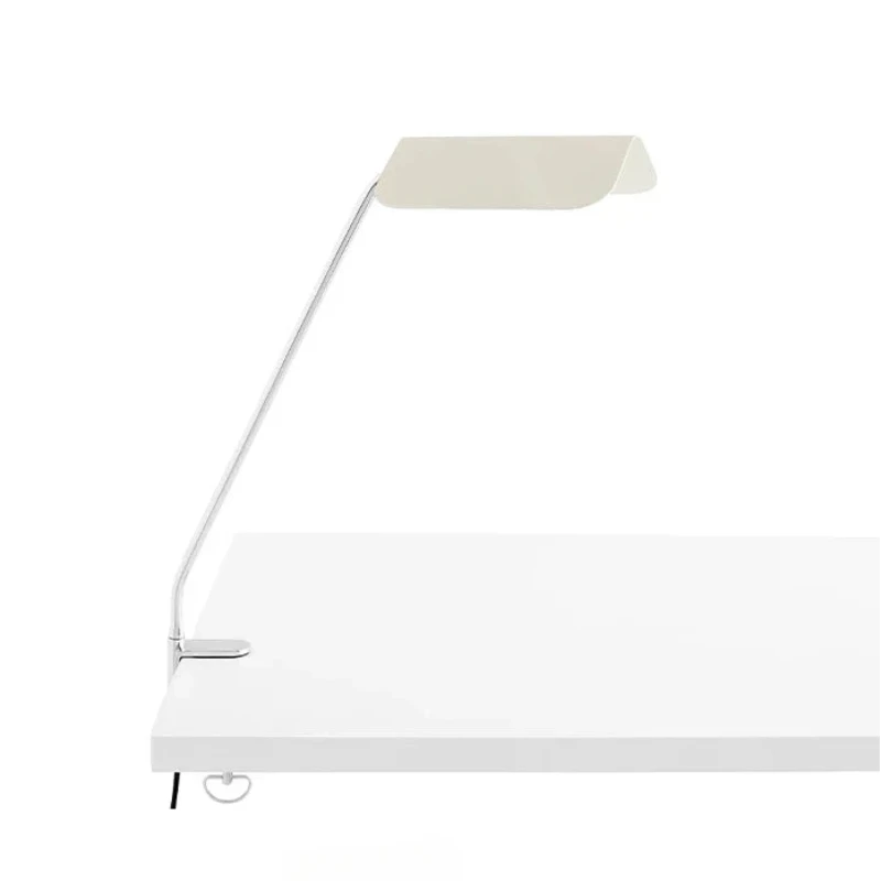 Lampe de Bureau Vintage à Pince blanche fixée sur un bureau et fond blanc