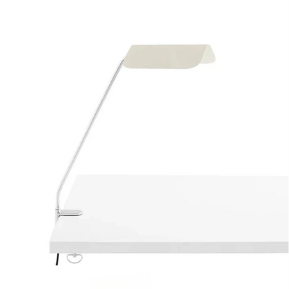 Lampe de Bureau Vintage à Pince blanche fixée sur un bureau et fond blanc