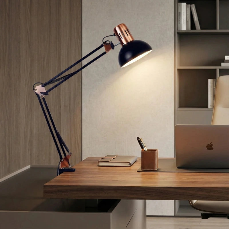 Lampe de Bureau Vintage à Pince noire sur un bureau en bois luxueux