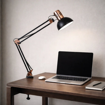 Lampe de Bureau Vintage à Pince placée sur la gauche d'un bureau en bois foncé
