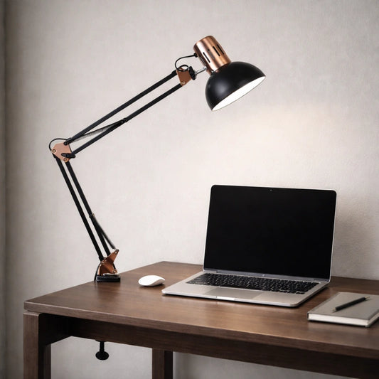 Lampe de Bureau Vintage à Pince placée sur la gauche d'un bureau en bois foncé