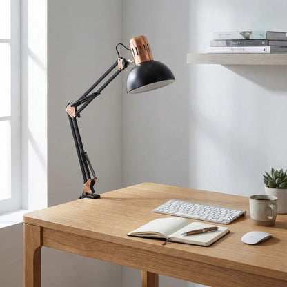 Lampe de Bureau Vintage à Pince noire au-dessus d'un bureau en bois clair