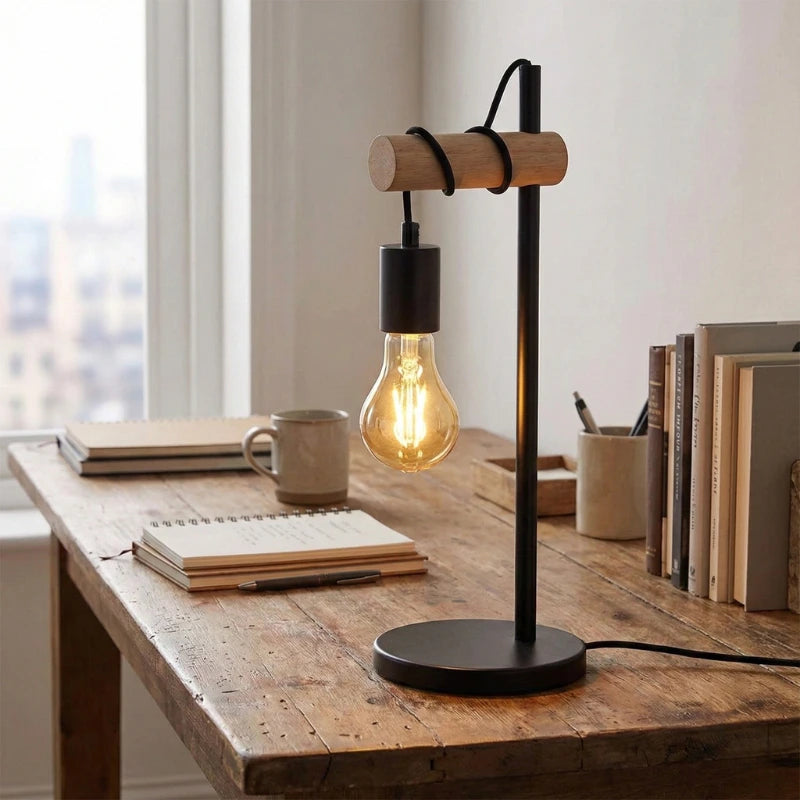 Lampe de Bureau Vintage Ampoule Suspendue au-dessus d'un espace de travail en bois ancien