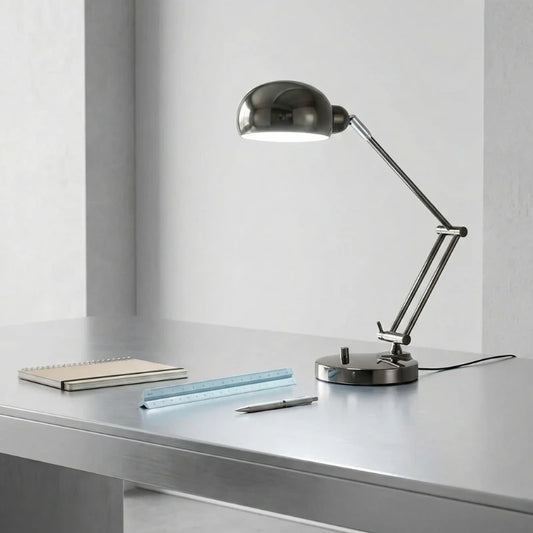 Lampe de Bureau Vintage Architecte au-dessus d'un bureau architecte métallique