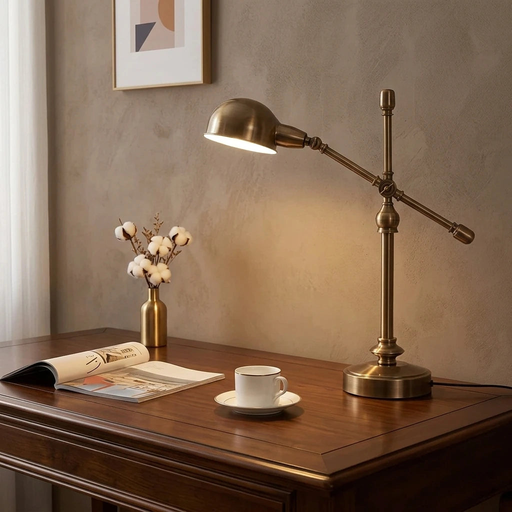 Lampe de Bureau Vintage Cuivrée Arrondie sur un beau bureau en bois massif