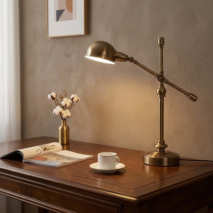 Lampe de Bureau Vintage Cuivrée Arrondie sur un beau bureau en bois massif