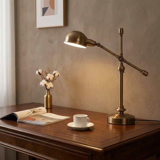 Lampe de Bureau Vintage Cuivrée Arrondie sur un beau bureau en bois massif