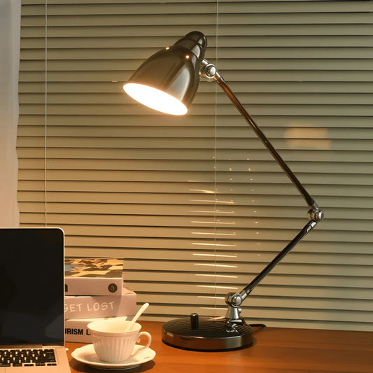 Lampe de bureau vintage articulée noire nacrée sur un bureau 