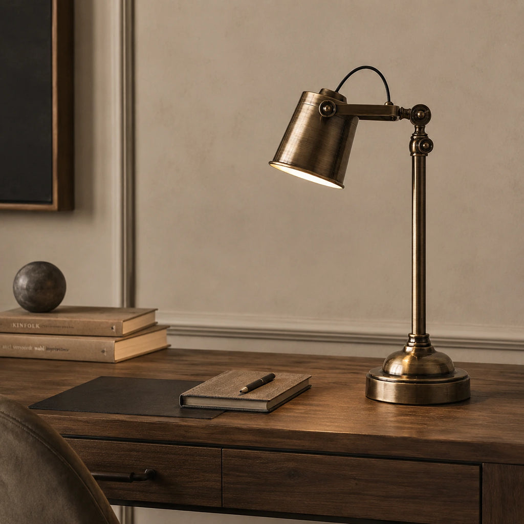Lampe de Bureau Vintage authentic sur un bureau en bois