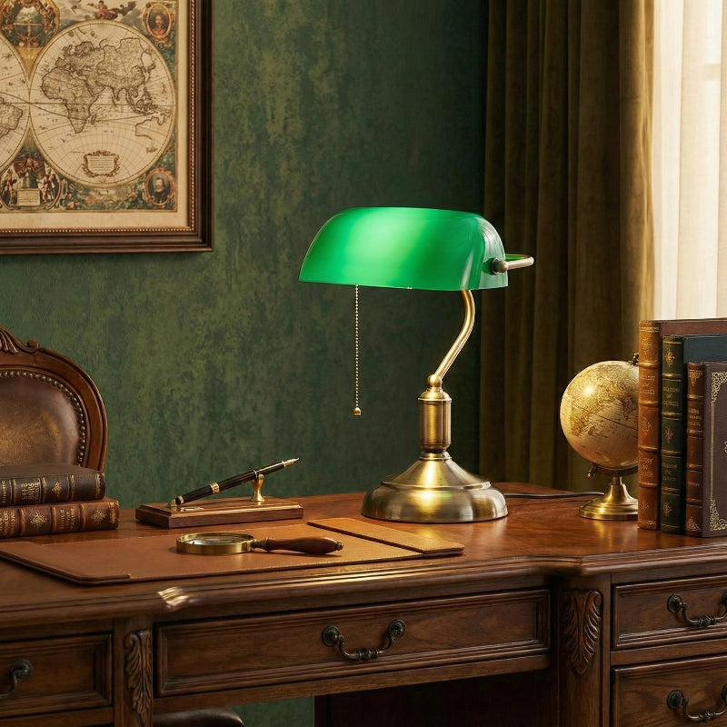 Lampe de Bureau Vintage Banquier posée sur un bureau vintage en bois