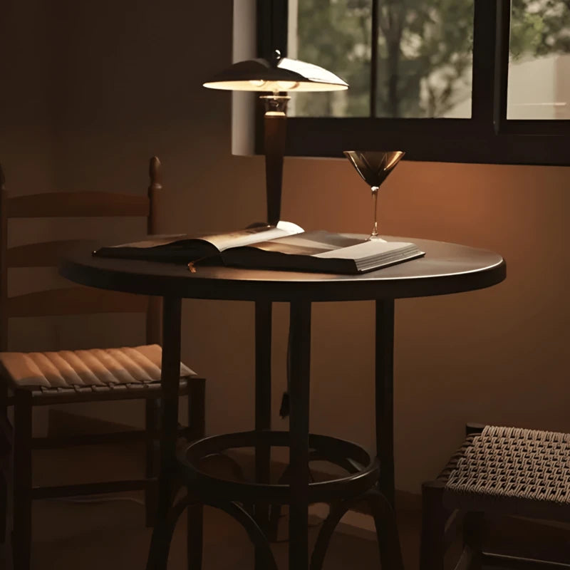 Lampe de Bureau Vintage Bois & Chrome sur une petite table de lecture 