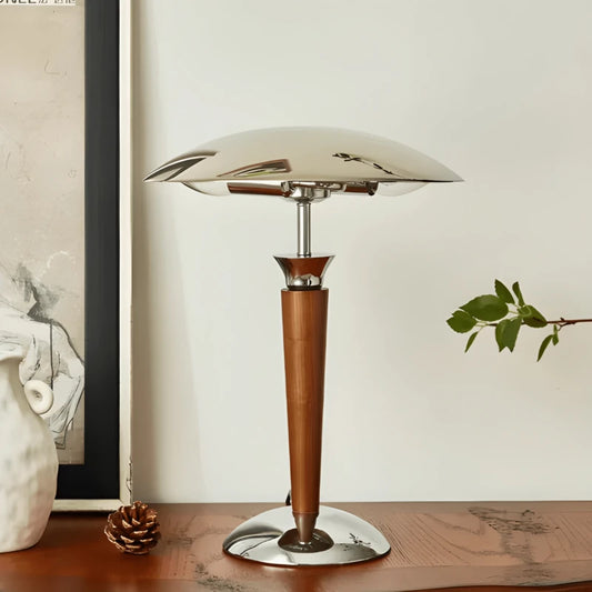 Lampe de Bureau Vintage Bois & Chrome placée sur un bureau ancien