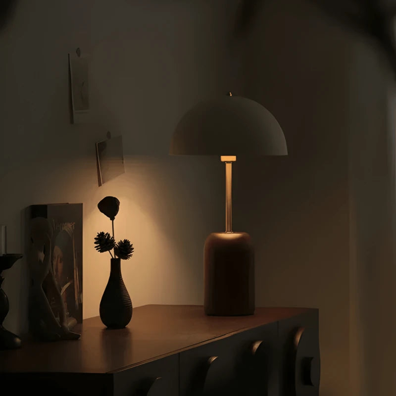 Lampe de Bureau Vintage Bois Massif allumée de nuit 