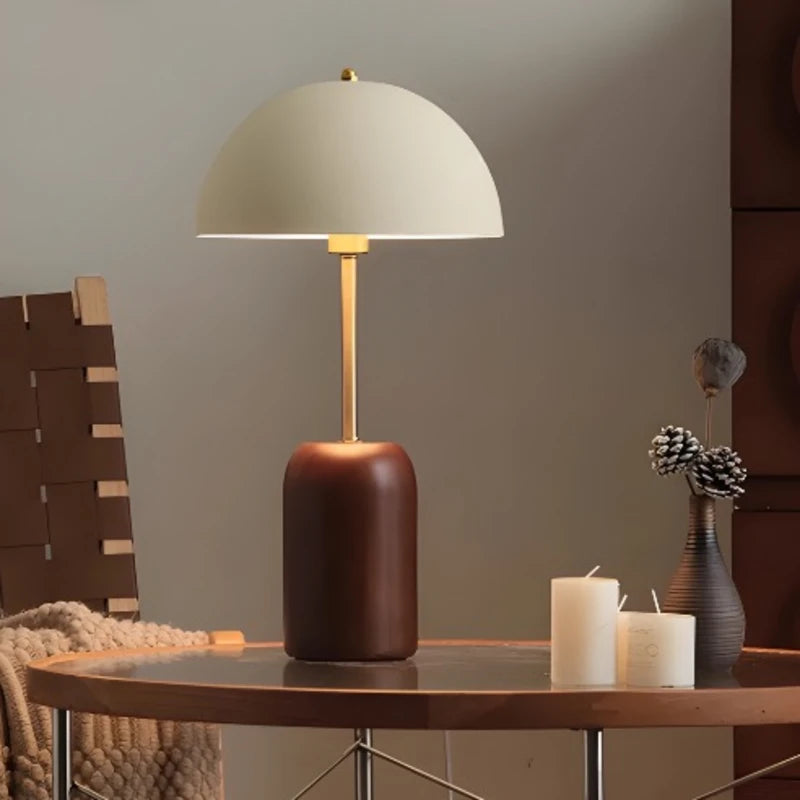 Lampe de Bureau Vintage Bois Massif sur une table basse de lecture