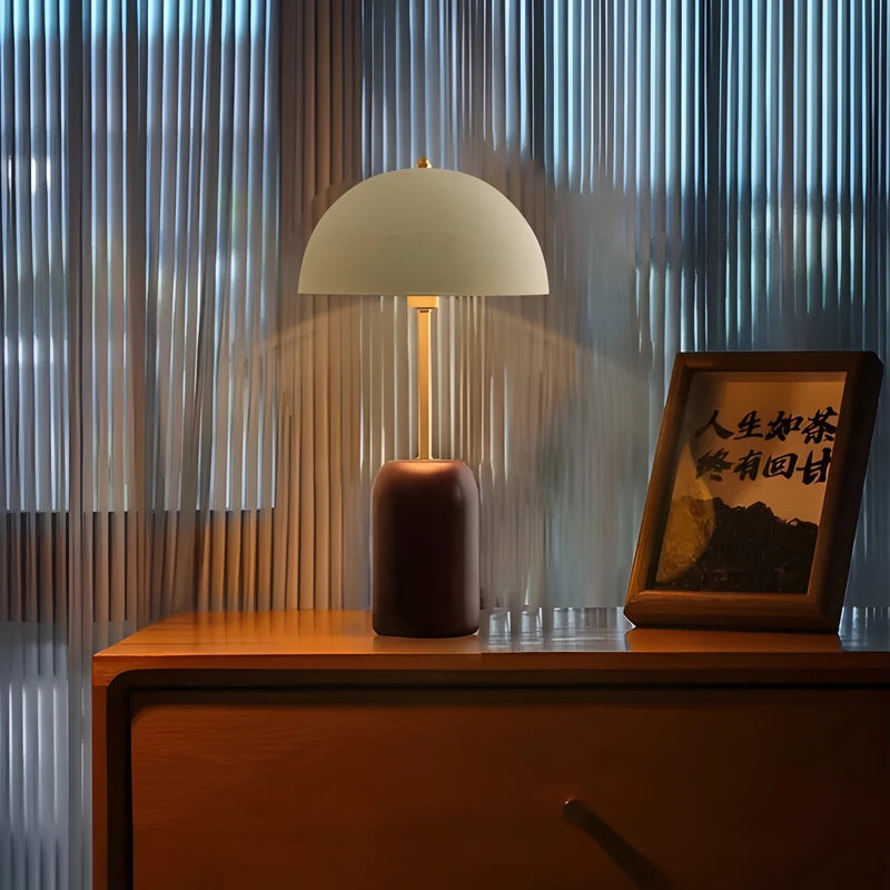 Lampe de Bureau Vintage Bois Massif configurée sur une commode en bois