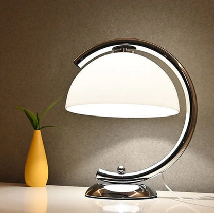 Lampe de Bureau Vintage Champignon Années 60 sur un bureau blanc