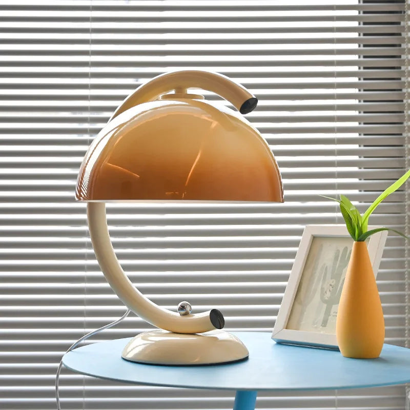 Lampe de Bureau Vintage Champignon Années 60 au-dessus d'une table bleue 