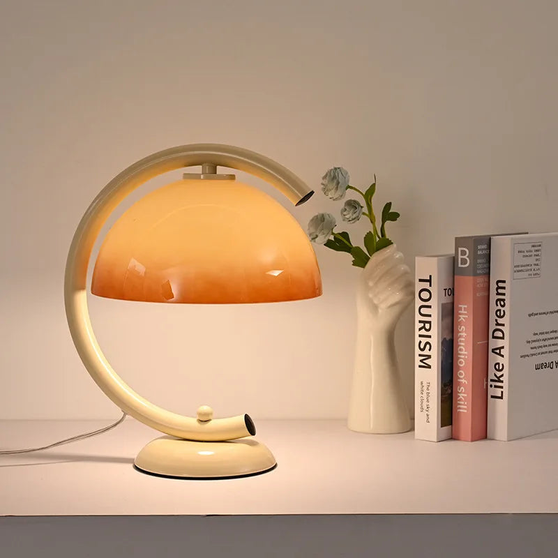 Lampe de Bureau Vintage Champignon Années 60 placée sur un bureau blanc