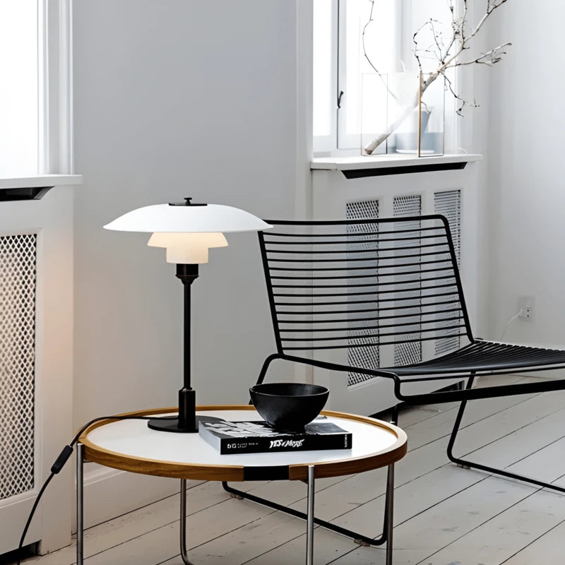Lampe de bureau vintage champignon blanche sur une table basse de lecture