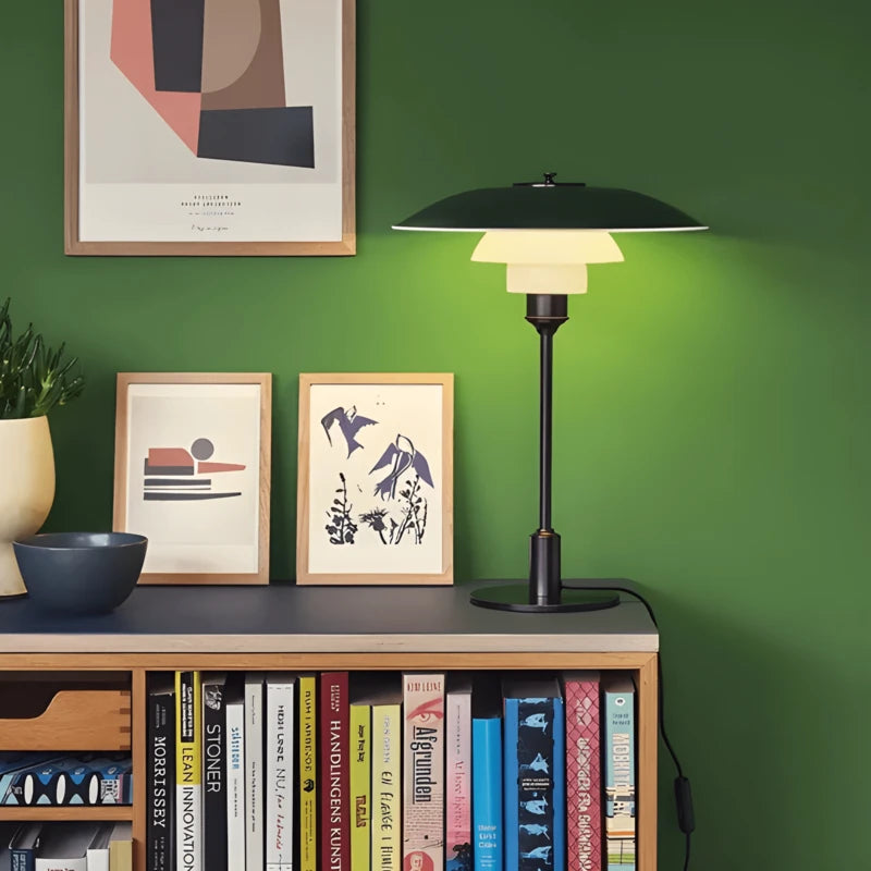 Lampe de bureau vintage champignon noire située sur une bibliothèque en bois