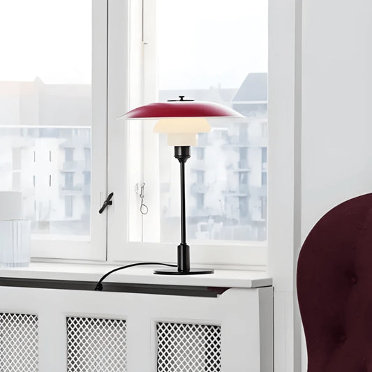 Lampe de bureau vintage champignon rouge sur une commode blanche